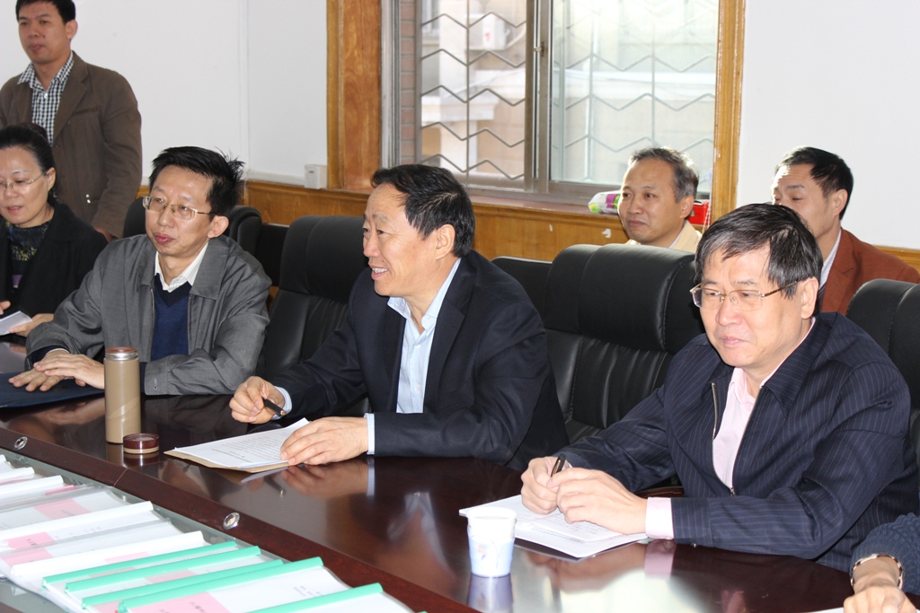 9��26�����磬ʡί����Ⱥ��·�߽���ʵ�����ʮ�����鸱�鳤�Ź�»һ������ǰ��ʡ�����Ի��һ���ڽ�����˰ѹء�ͼΪʡ����������ǡ����³��������Ͷ�������н���